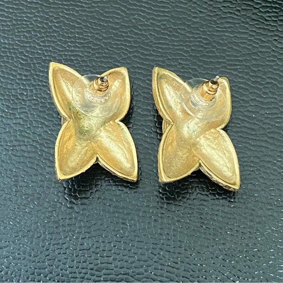 Vintage Unsigned Brown Oval Enamel Gold-tone Flower Post Earrings - Picture 10 of 10